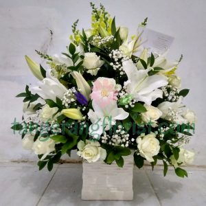 Bunga Meja Milky White in Vase Tangerang
